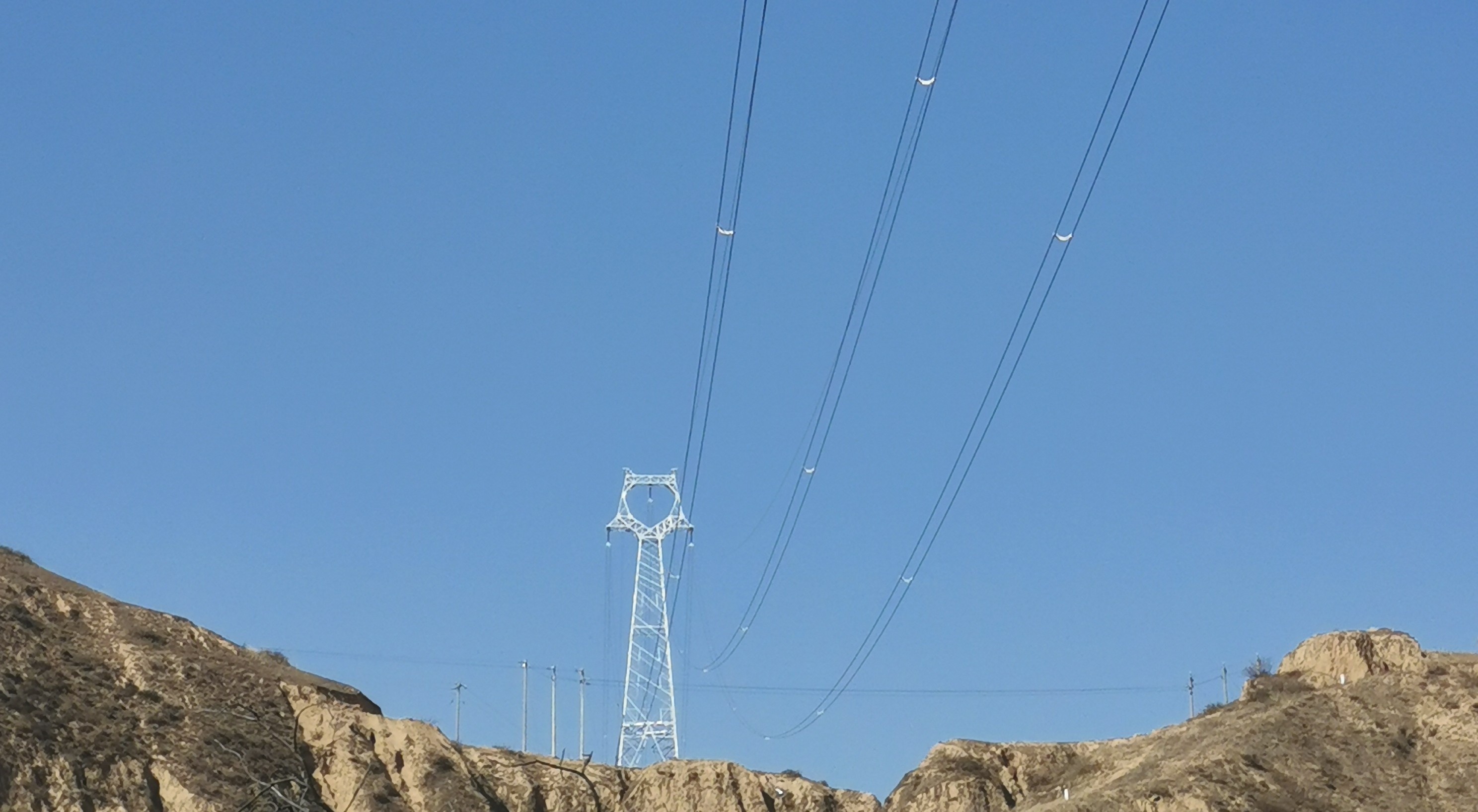 三行电力承建的江河机电靖边县100MW风电项目线路一次送电成功！